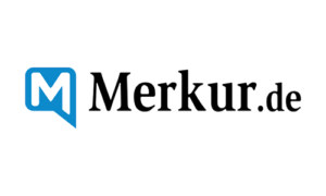 Das Bild zeigt das Logo von Merkur.de. Es besteht aus einer blauen Sprechblase mit einem weißen „M“ neben dem Text „Merkur.de“ in schwarzer Schrift.