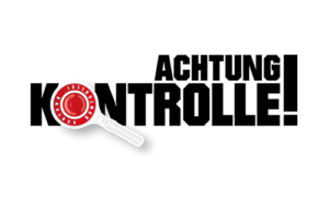 Logo mit den Worten „Achtung Kontrolle!“ in fetten schwarzen Buchstaben, einer Lupe über dem Buchstaben „O“ mit rotem Text „1377 Umfrage Auslosung“.