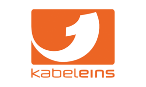 Logo von Kabel Eins in orange-weißem Design mit einem nach oben gebogenen Pfeil und dem Text „kabeleins“ in Kleinbuchstaben.