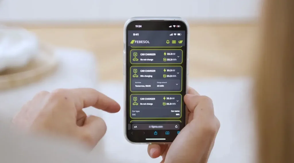Person, die ein Smartphone hält, auf dem die Benutzeroberfläche einer Lade-App mit mehreren Details und Status zu einem Ladevorgang angezeigt wird.