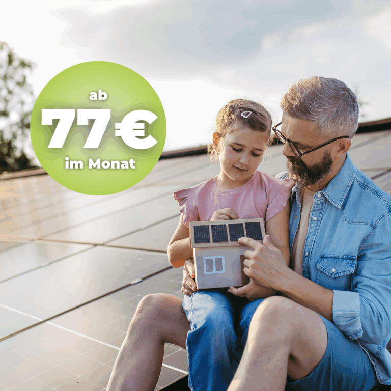 Ein Mann und ein M&auml;dchen sitzen auf Sonnenkollektoren und halten ein Modellhaus; Text: "ab 77&euro; im Monat" in einem gr&uuml;nen Kreis.